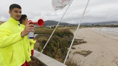 Socorristas en la playa de Llas, en el 2023.