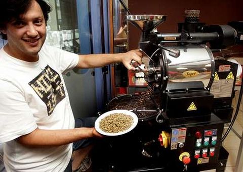 Marcos Ramos muestra c�mo se tuesta el caf� minutos antes de convertirlo en infusi�n.