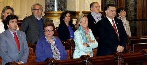 <span lang= es-es >En recuerdo a las v�ctimas</span>. El pleno arranc� con un minuto de silencio en recuerdo de la �ltima v�ctima de la violencia machista en la ciudad. En la fotograf�a, los concejales del PP, en pie en las bancadas del gobierno, durante ese homenaje.