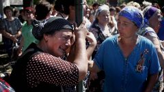 Una mujer llora despu�s de que varias casas hayan resultado destruidas tras el enfrentamiento entre prorrusos y soldados ucranianos a las afueras de Slaviansk.