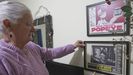 Mari Varela, hija del que fue durante casi 30 aos proyectista del Cine Capitol, atesora carteles y afiches de pelculas antiguos