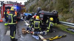 Los bomberos tuvieron que sacar el cuerpo de la v�ctima del interior del veh�culo, que qued� destrozado 