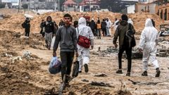 Un grupo de gazat�es, saliendo el viernes de Jan Yunis hacia Raf�.