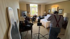 Un momento de la grabacin del documental en la habitacin que ocupaba Julio Camba en el hotel Palace