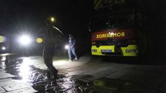 Una dotación de Bomberos de Santiago durante una actuación en Fonseca en pleno apagón