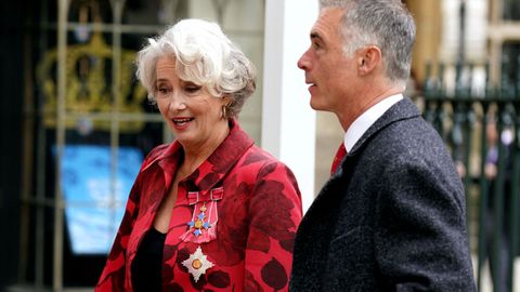 Emma Thompson junto a su marido