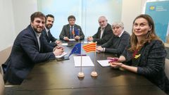 El expresidente de la Generalitat Carles Puigdemonty el presidente del Parlamento aut�nomo, Roger Torrent (2i), junto a los exconsejeros Clara Ponsat� (2d) y Llu�s Puig -ambos de JxC- y Meritxell Serret  y Toni Com�n -ambos de ERC-, durante una reuni�n en Bruselas