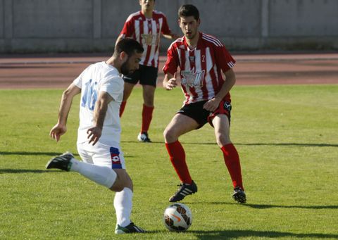 Diego Arias, a la izquierda, listo para enviar un pase en el partido ante la Milagrosa. 