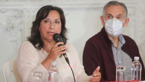 La vicepresidenta de Per�, Dina Boluarte, y el ministro de Econom�a, Pedro Francke, el pasado junio, en Lima