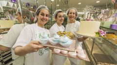 Profesionales de la confiter�a San Lu�s (Carballo), en la jornada de ayer