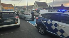 Los agentes procedieron al registro del vehculo.