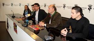 El edil de Deportes, el presidente de la Federaci�n y miembros del club lalinense, ayer en la presentaci�n.