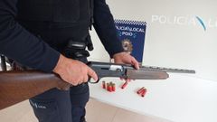 La escopeta y los cartuchos utilizados por el detenido para disparar dentro del supermercado