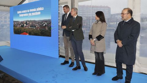Acto en el que el presidente de la Xunta, Alfonso Rueda, present� la iniciativa en Salgueiri�os, acompa�ado por los conselleiros de Vivenda y Xuventude, Mar�a Mart�nez Allegue y Jos� Campos, y el rector de la USC, Antonio L�pez.
