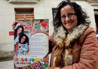 Emma M�ndez con uno de los mil calendarios que se editar�n.
