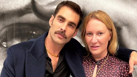 El modelo Jon Kortajarena con Diana Widmaier, nieta de Pablo Picasso, en la cena privada organizada por Marta Ortega