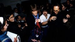 Julen Guerrero, como jugador del Athletic Club de Bilabo, a la llegada al hotel de concentracin en Santiago en octubre del 1999, rodeado de cientos de admiradoras y admiradores