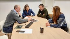 Momento de la reuni�n entre el portavoz del PP de Tui, Nicol�s Montes, y la diputada provincial de Infraestruturas, Bel�n Cachafeiro,
