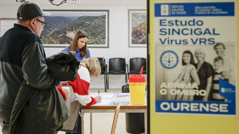 Firmando el consentimiento informado en el CHUO, en Ourense