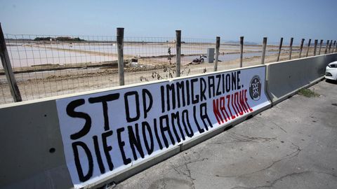 Cartel contra la inmiraci�n en Tripani, Italia
