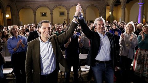 Alfonso Rueda y Juanma Moreno, aclamados durante el mitin en Santiago.