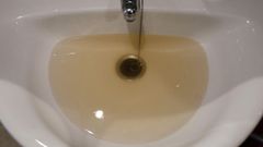 El agua sale sucia en los grifos de algunas casas de Guitiriz