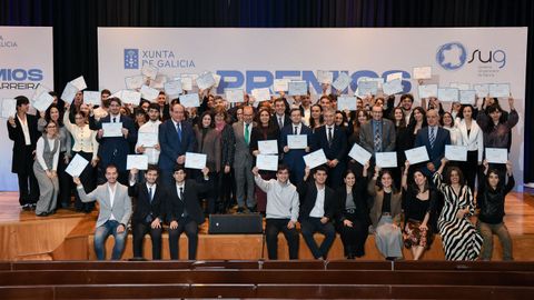 Los premiados de las distintas universidades sujetan sus diplomas.