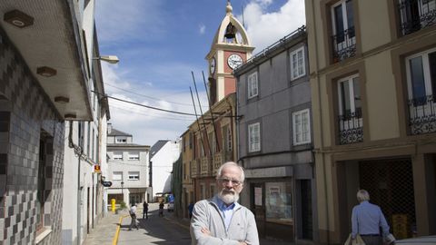 Forges frente al antiguo edificio del Concello de A Fonsagrada