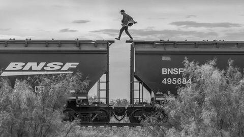 «Los dos muros», premio World Press Photo al proyecto a largo plazo. Desde 2019, las políticas de inmigración de México han experimentado un cambio significativo, transformándose de una nación históricamente abierta a migrantes y solicitantes de asilo en su frontera sur a un país que aplica estrictas políticas migratorias. Basado en su propia experiencia como migrante desde su Venezuela natal a México en 2017, el fotógrafo Alejandro Cegarra inició este proyecto en 2018