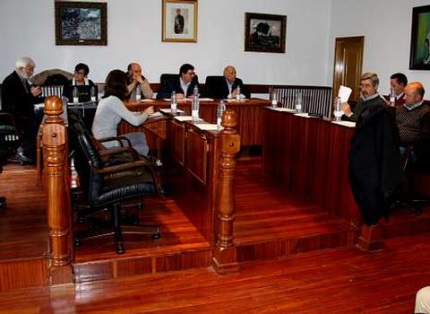 <span lang= es-es >Varios ediles no acudieron</span>. La sesión de ayer (se aplazó el pleno ordinario del jueves para poder sortear ya las mesas electorales) se caracterizó por la ausencia de varios concejales del PP y del portavoz del BNG, Secundino Fernández.