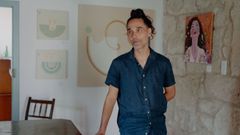 Jordi Bresoli frente a alguna de sus obras de geometr�a solar
