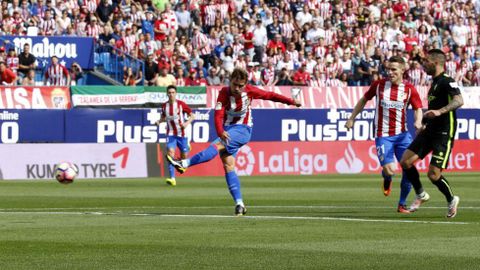 Griezzman dispara a gol.Griezzman en el momento de hacer el tercero