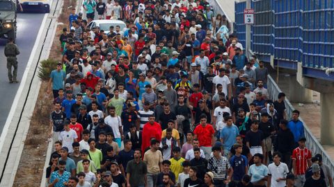 Salida de un amplio grupo de migrantes hacia Marruecos