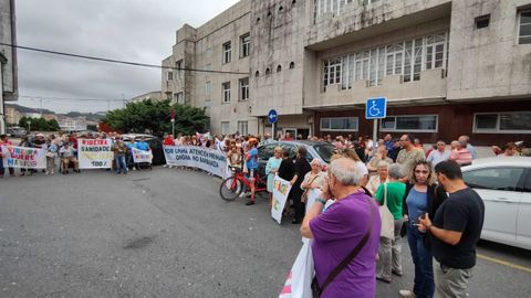 Pacientes y personal volvieron a concentrarse delante del centro de salud de Ribeira
