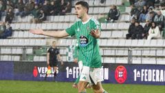 Ekain Azkune, el delantero vasco, tiene un a�o m�s de contrato con el Racing de Ferrol