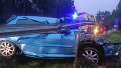 El Peugeot 206 qued� completamente destrozado por el impacto.