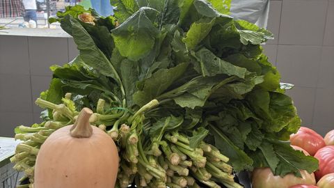 Las nabizas se venden al precio de 2,5 euros el manojo en el mercado de Vilagarc�a