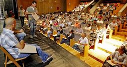 El auditorio municipal dio cabida a una de las pruebas que se organizaron para seleccionar al personal de limpieza de playas.