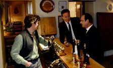 Hollande y Cameron se tomaron unas pintas en el pub The Swan Inn, en Swinbrook.