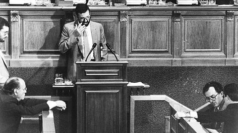 Rajoy, en el Parlamento Galego,con Albor sentado a la izquierda y Gonz�lez Laxe a la derecha.
