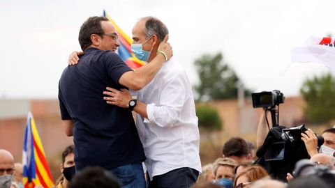 Los exconsellers Josep Rull y Jordi Turull se abrazan ante los simpatizantes que se han congregado a las puertas del centro penitenciario de Lledoners.