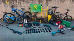 Los detenidos se desplazaban en patinete y bicicletas para distribuir la droga. Adem�s, la Guardia Civil incaut� numerosos objetos robados por esta banda