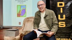 Ricardo Vigueret, coa sa obra sobre os 40 anos de Badius 