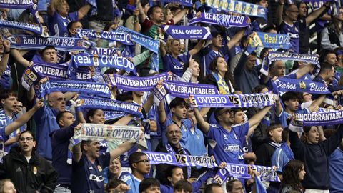 Aficionados del Oviedo animan antes del inicio del encuentro