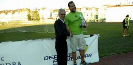 Gallego recibi� el trofeo de manos de su presidente, Ram�n Touza.