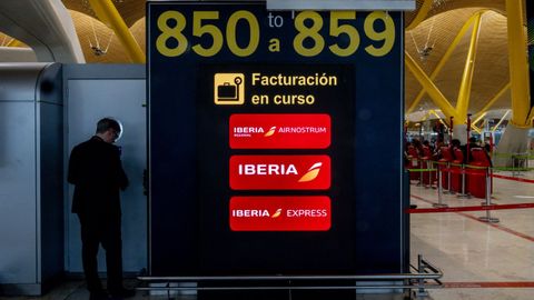 Imagen de archivo de los mostradores de facturaci�n de Iberia en el aeropuerto de Madrid. 