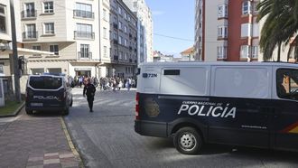 Traslado de varios detenidos a los juzgados de Ferrol, en foto de archivo, durante una operaci�n realizada en un poblado de la ciudad.