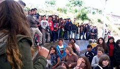 O alumnado creador do microrrelato ga�ador participar� nunha estad�a rural de dous d�as, durante os que rodar�n a s�a idea cun equipo profesional e ademais presentar�n o seu traballo no Festival de Cans. Na imaxe, alumnos de bachillerato nunha visita ao certame porri��s