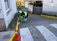 Operarios municipales pintan las zonas amarillas.