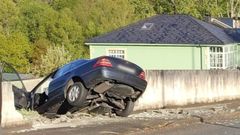 El coche sufri� graves da�os en el impacto contra el muro 